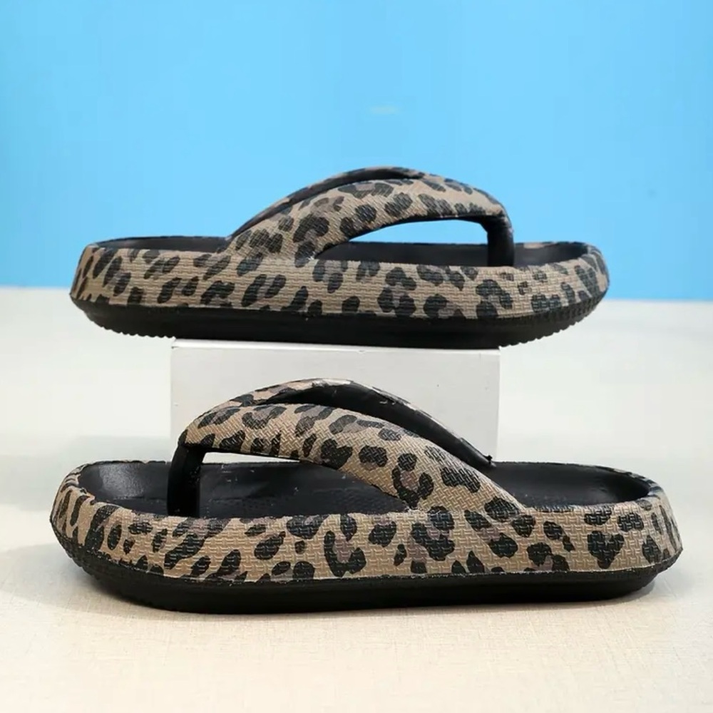 Women’s New Leopard Print Sandal! Size 39-40